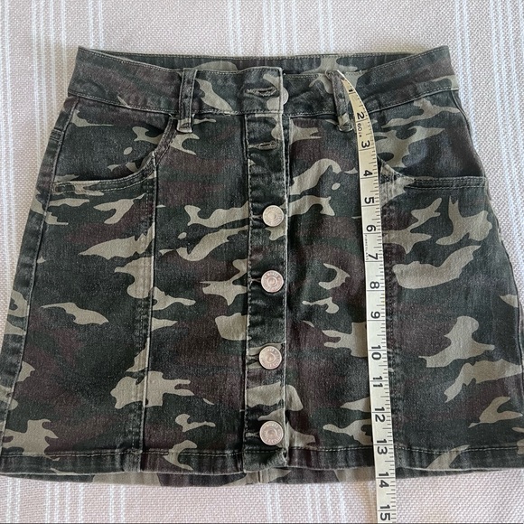 Camouflage denim miniskirt size 5 by almost famous. - Picture 3 of 6